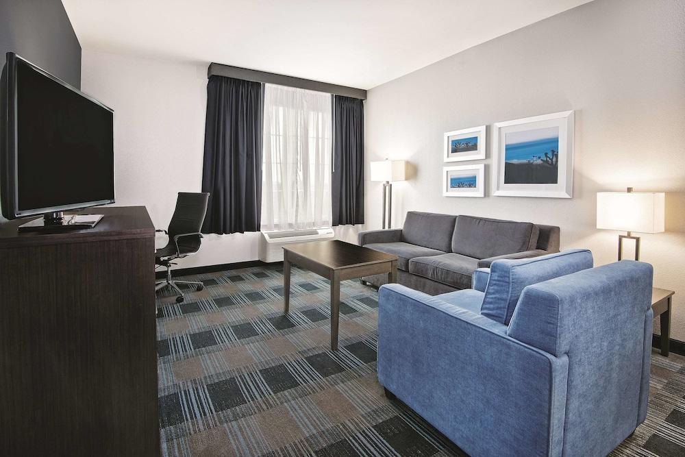 La Quinta By Wyndham Victoria - South Hotel Bagian luar foto