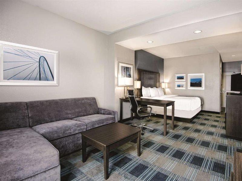 La Quinta By Wyndham Victoria - South Hotel Bagian luar foto