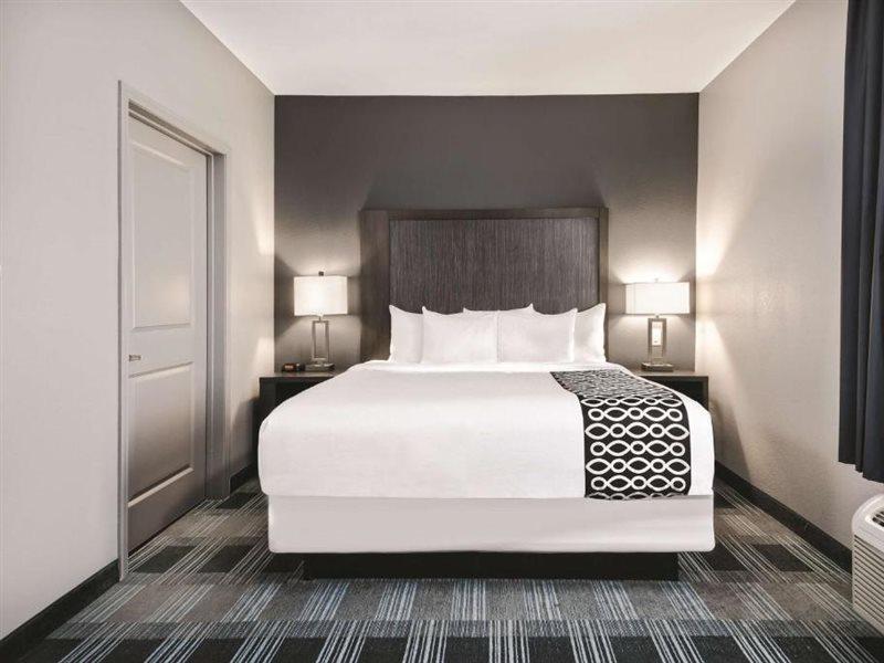 La Quinta By Wyndham Victoria - South Hotel Bagian luar foto