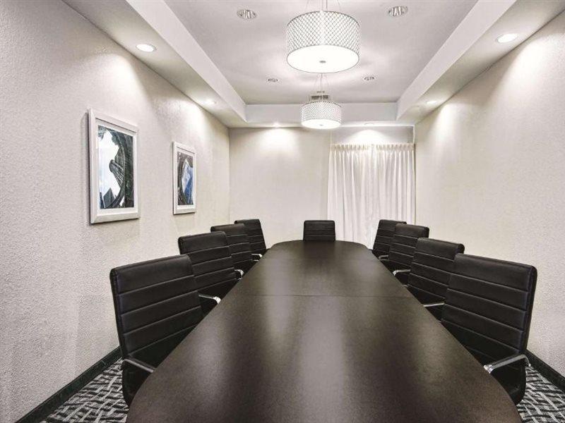 La Quinta By Wyndham Victoria - South Hotel Bagian luar foto