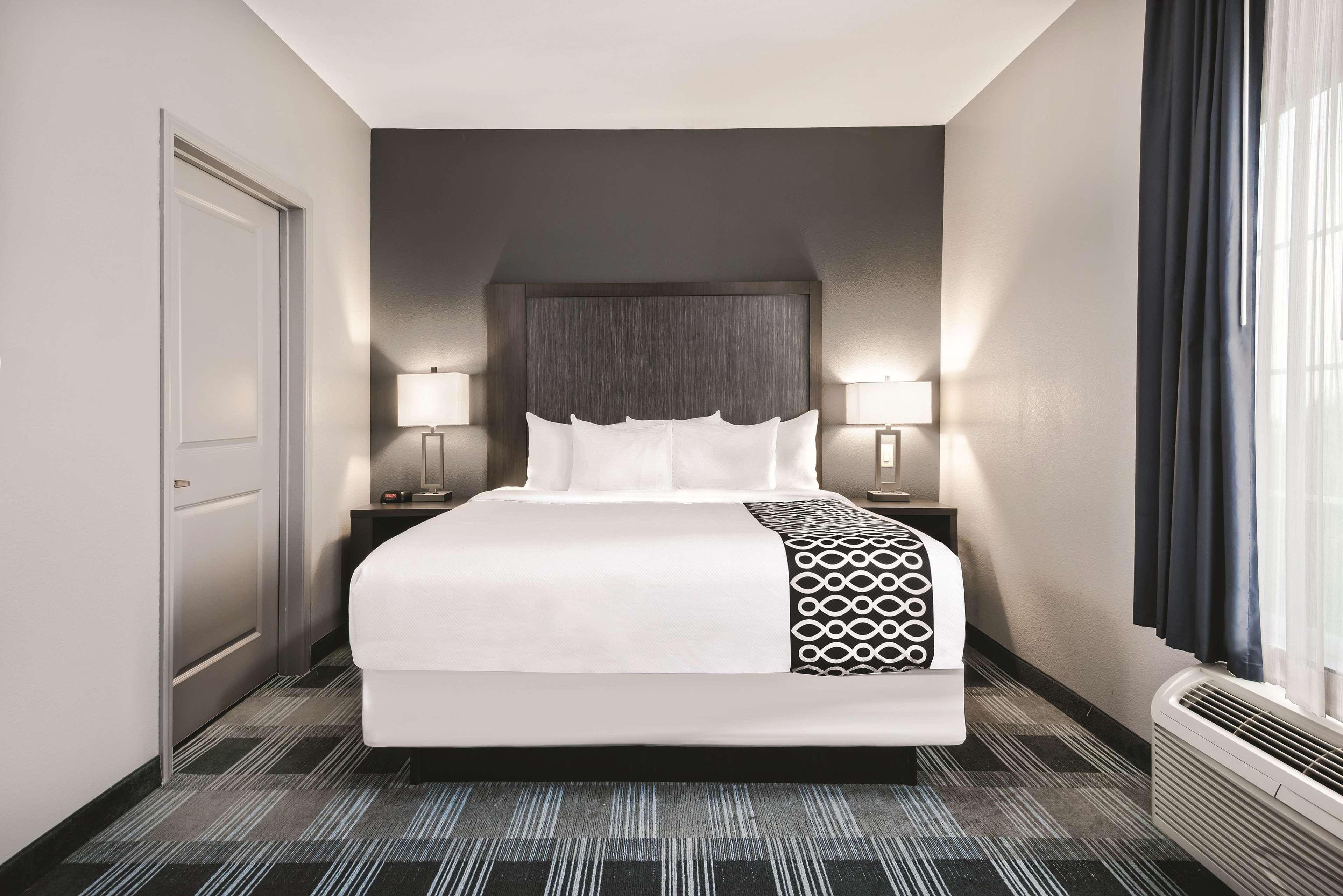 La Quinta By Wyndham Victoria - South Hotel Bagian luar foto