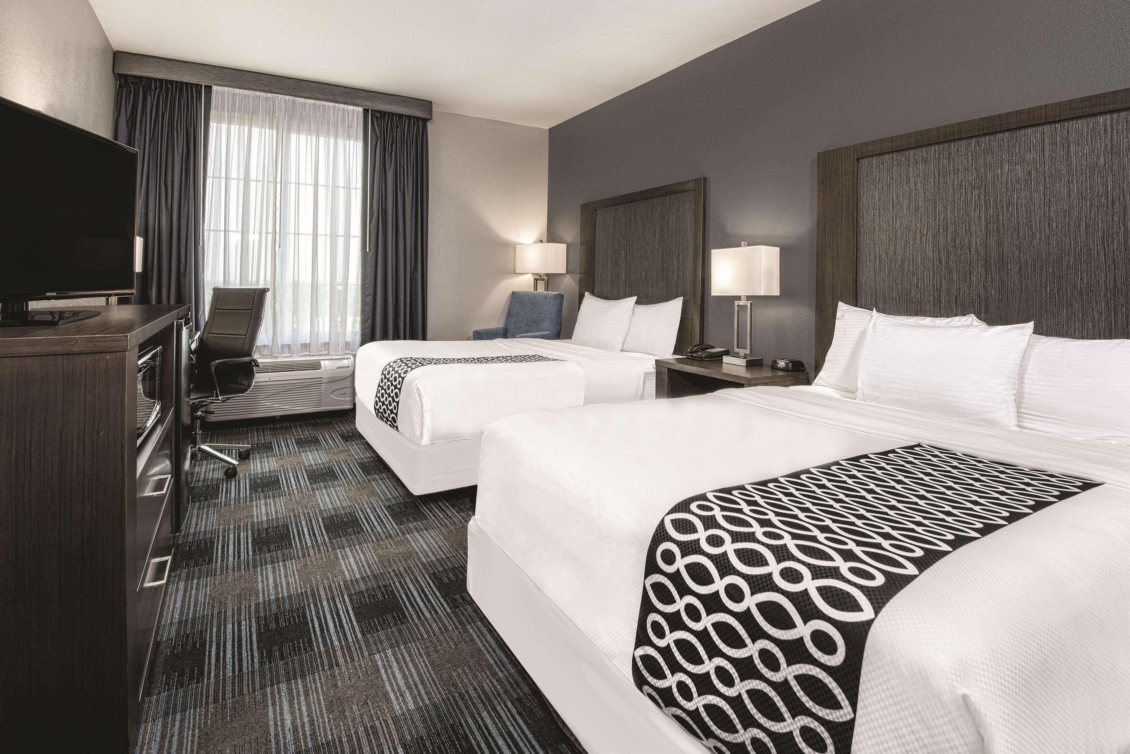 La Quinta By Wyndham Victoria - South Hotel Bagian luar foto