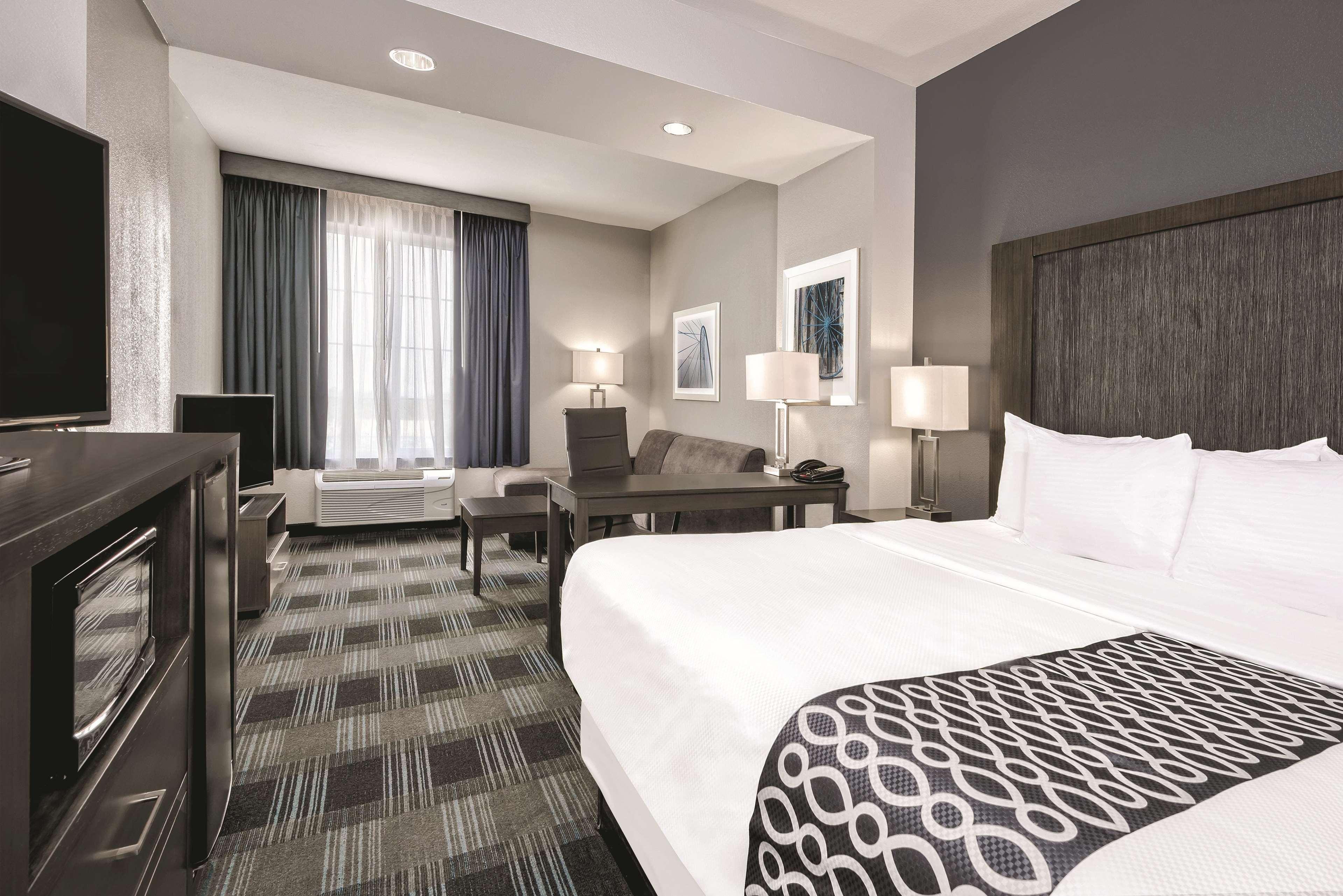 La Quinta By Wyndham Victoria - South Hotel Bagian luar foto