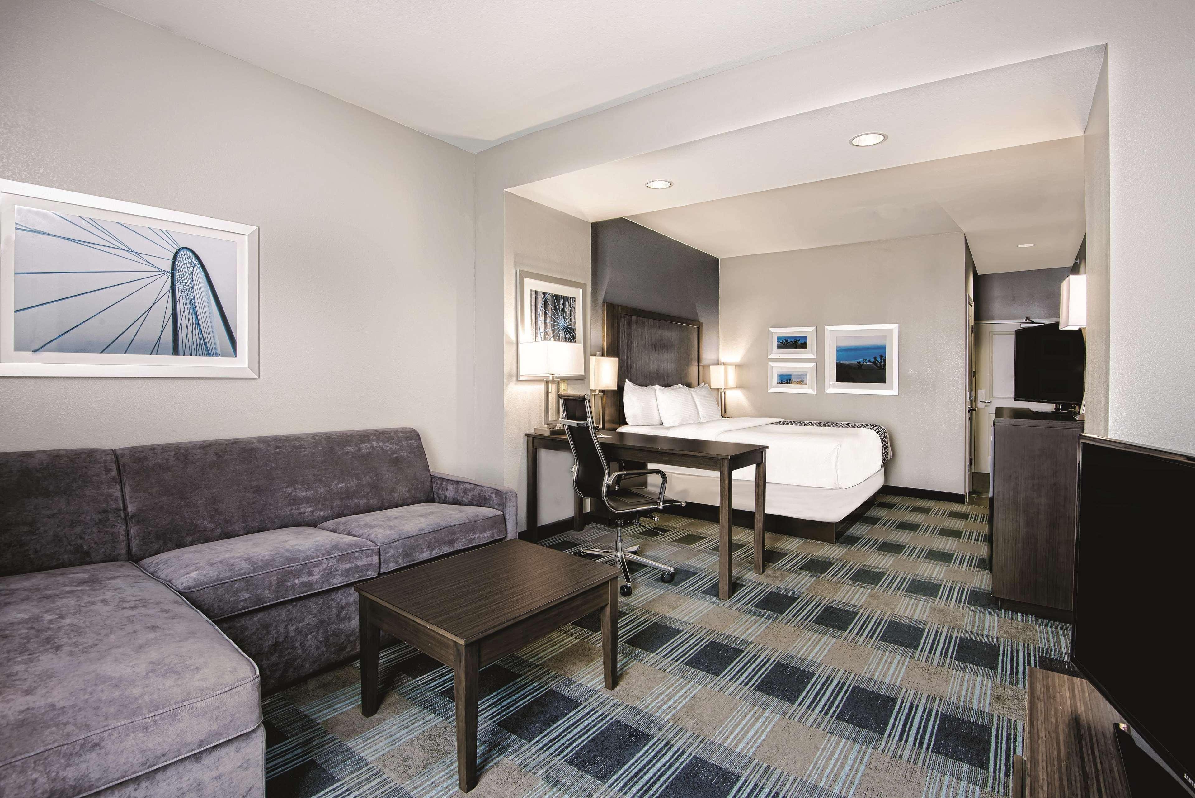 La Quinta By Wyndham Victoria - South Hotel Bagian luar foto