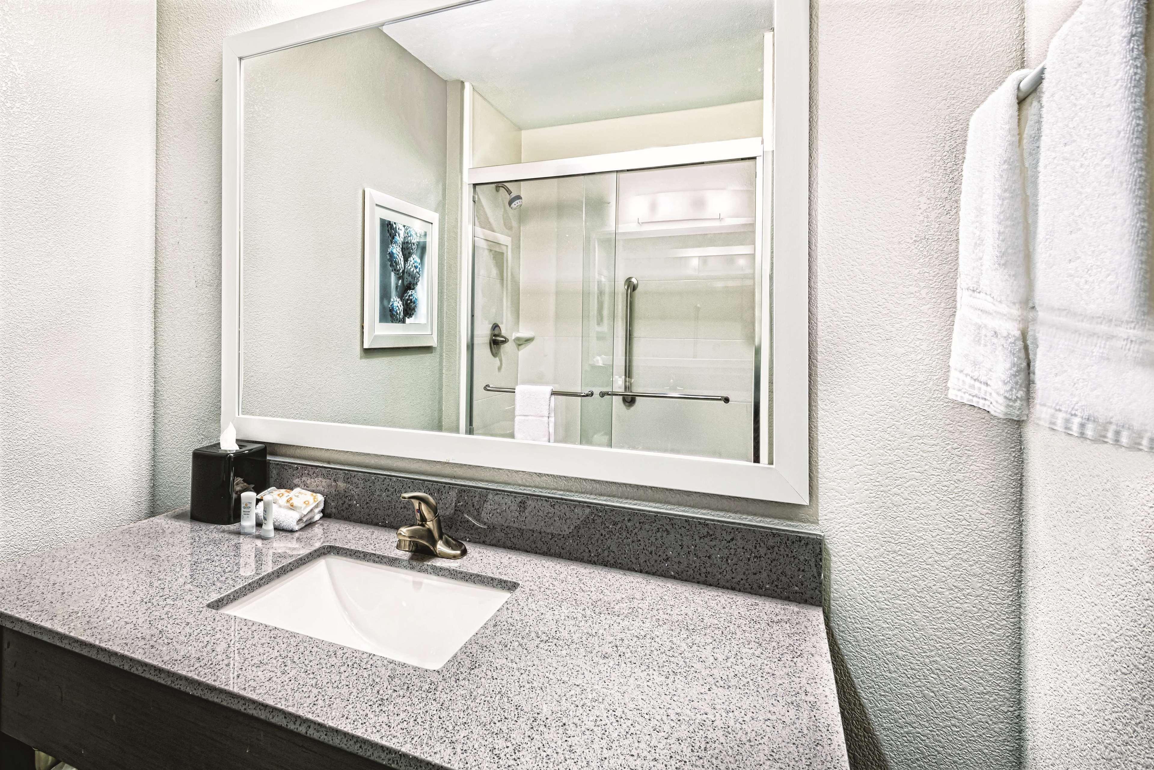 La Quinta By Wyndham Victoria - South Hotel Bagian luar foto