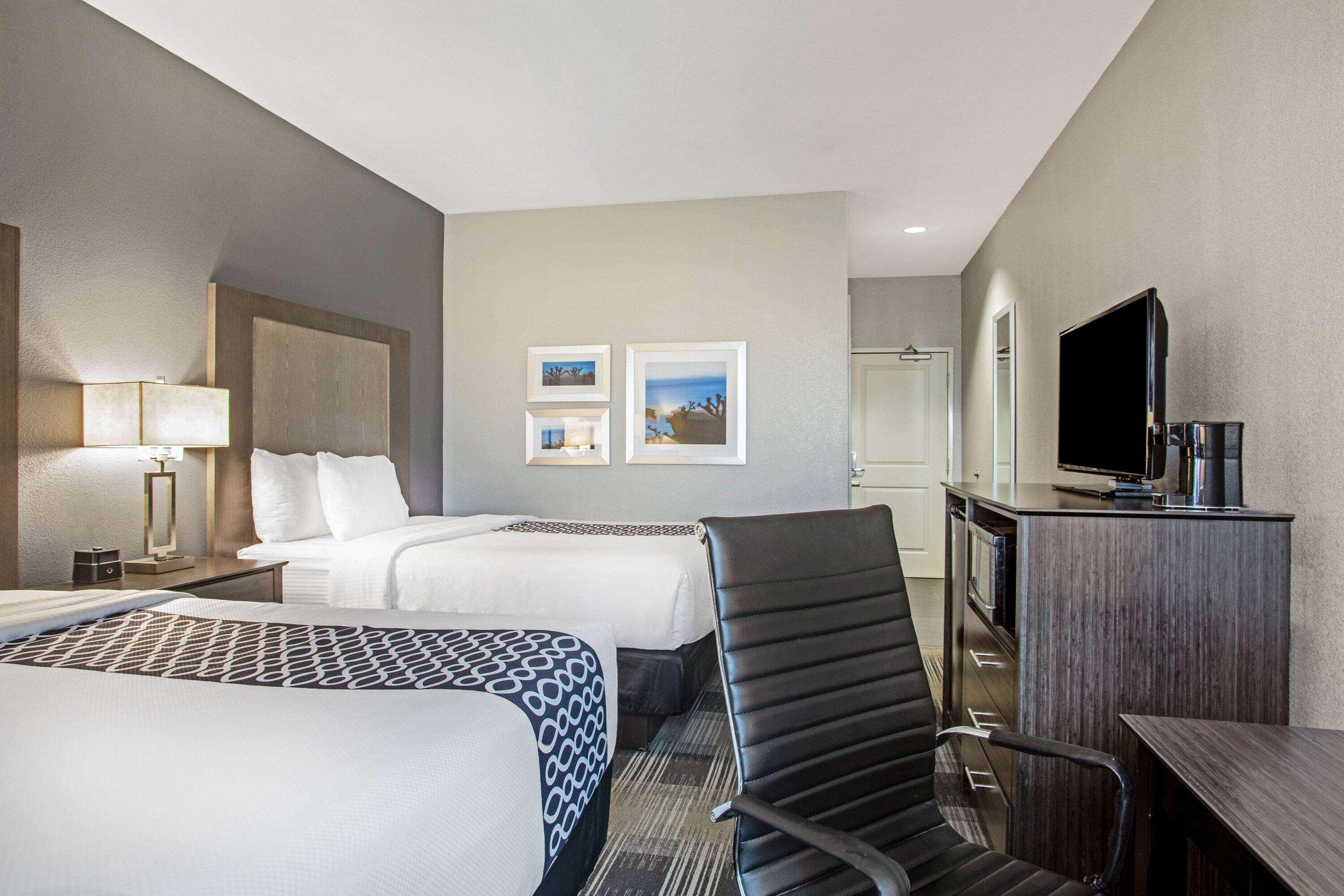 La Quinta By Wyndham Victoria - South Hotel Bagian luar foto