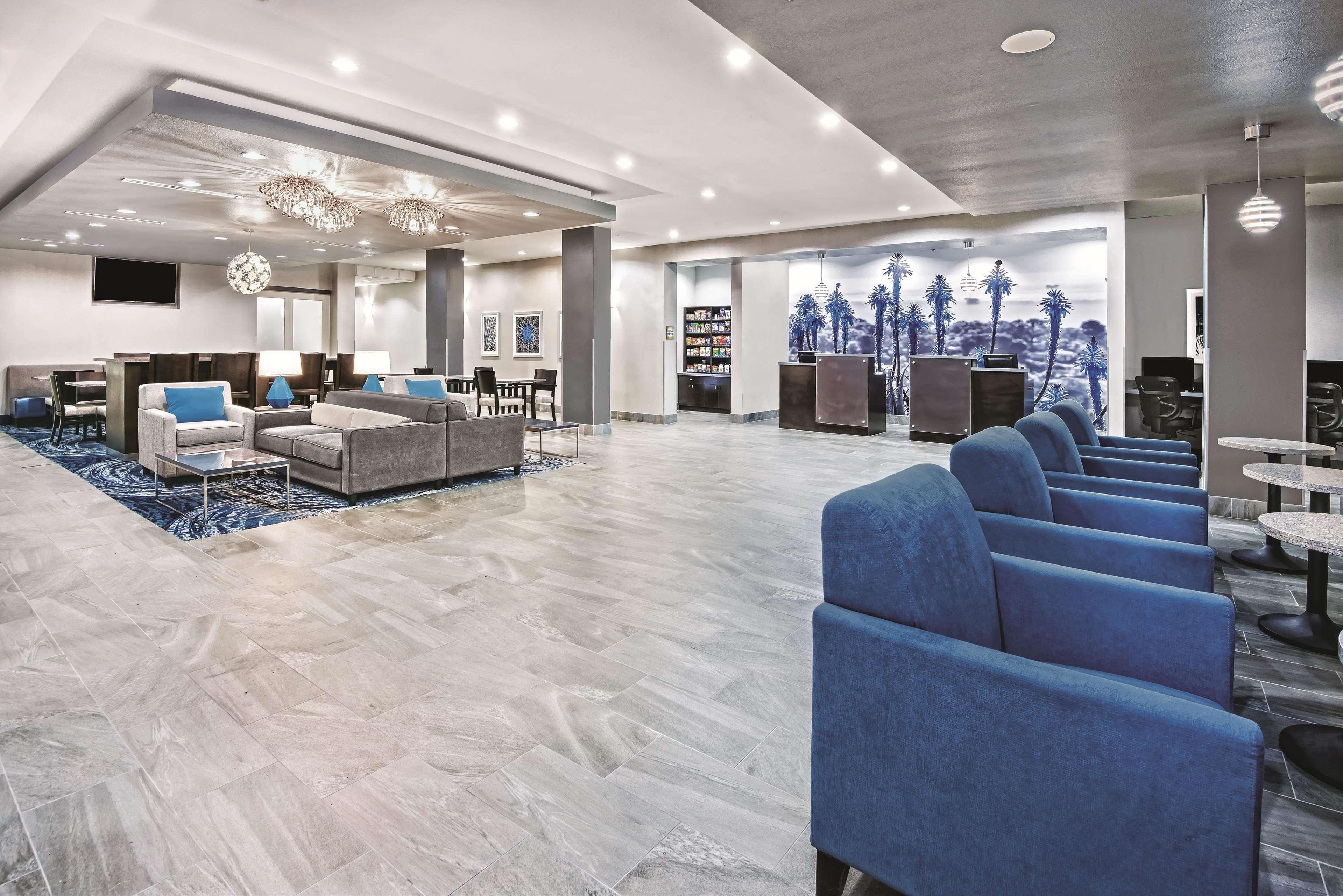 La Quinta By Wyndham Victoria - South Hotel Bagian luar foto