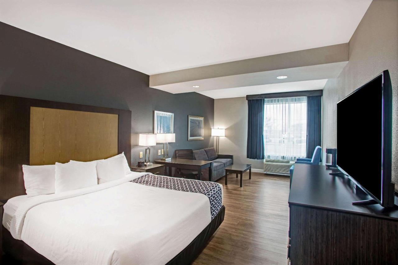 La Quinta By Wyndham Victoria - South Hotel Bagian luar foto